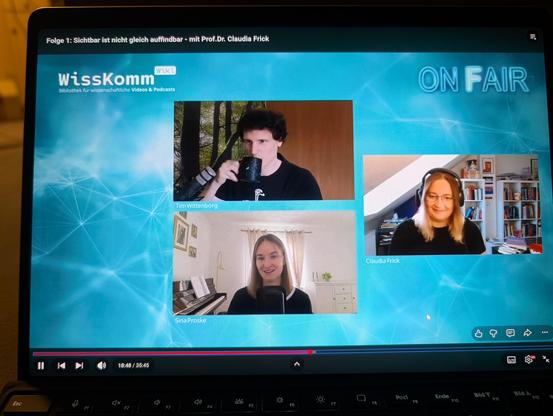 Sina, Claudia und Tim im Video-Podcast auf dem Bildschirm eines Laptops