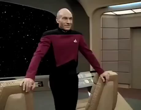 Ausschnitte aus Enterprise, TNG. Jedes Mal, wenn Picard seine Uniform in Form zieht, fliegt der Kommunikator ab.
